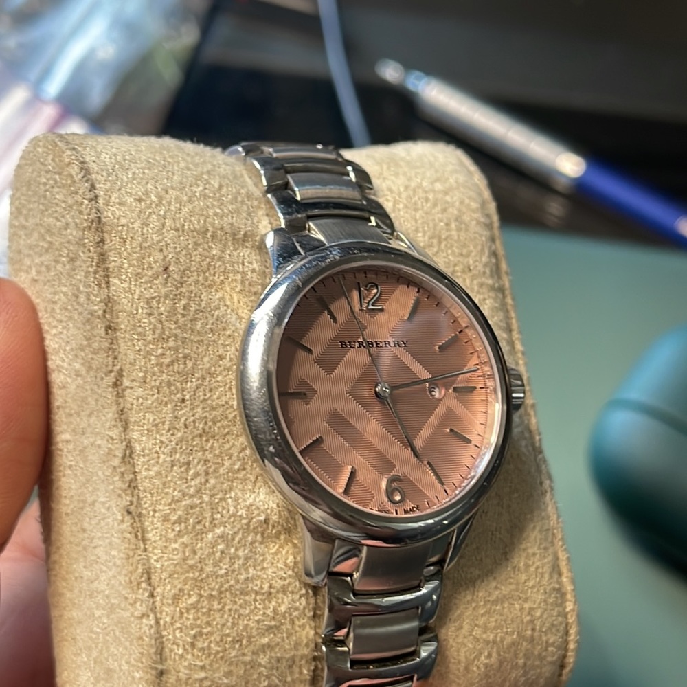 Women’s Burberry Watch pink dial - Picture 4 of 6